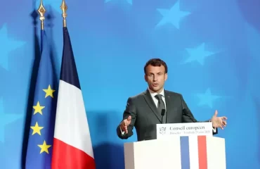 Один из цветов французского флага изменился: возвращается темно-синий 