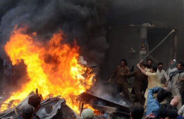 В Пакистане публично убили «неверного» и подожгли его (видео) 