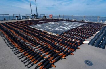 Огромный груз незаконно перевозимого оружия был захвачен ВМС США