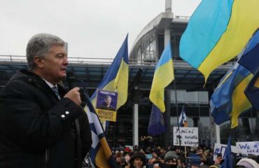 Экс-президент Украины Петр Порошенко вернулся на родину, где его ждет суд