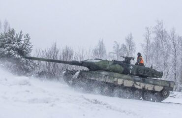 Финляндия: Leopard 2A6 тренируются на льду и снегу (видео)