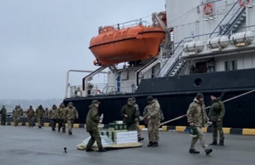 Сложивших оружие и сдавшихся на Змеином украинских пограничников доставили в Севастополь
