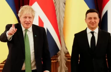 Убежище президенту Украины Владимиру Зеленскому пообещал предоставить премьер-министр Великобритании Борис Джонсон