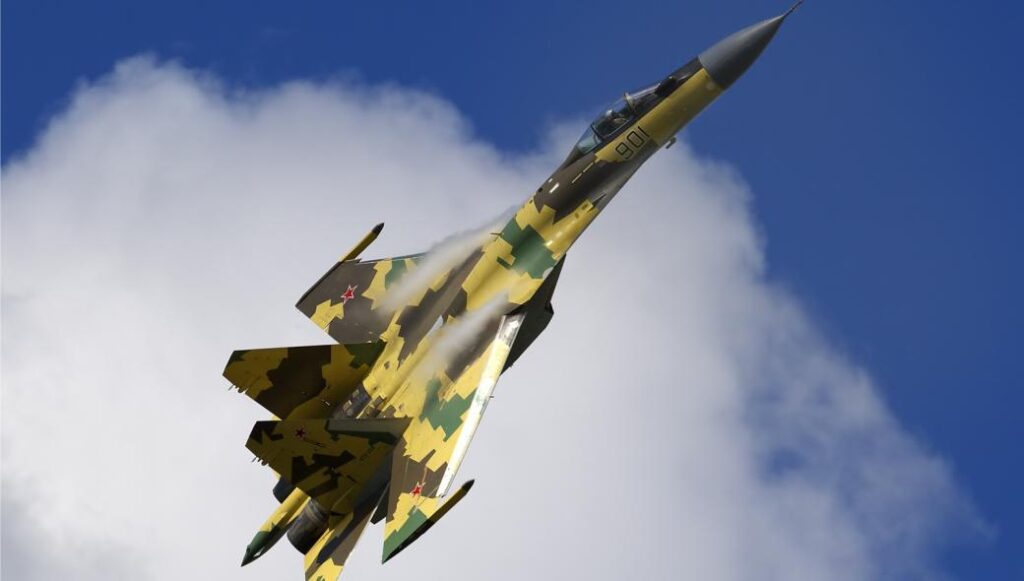 Российский истребитель «потеснил» три американских самолета в Средиземном море