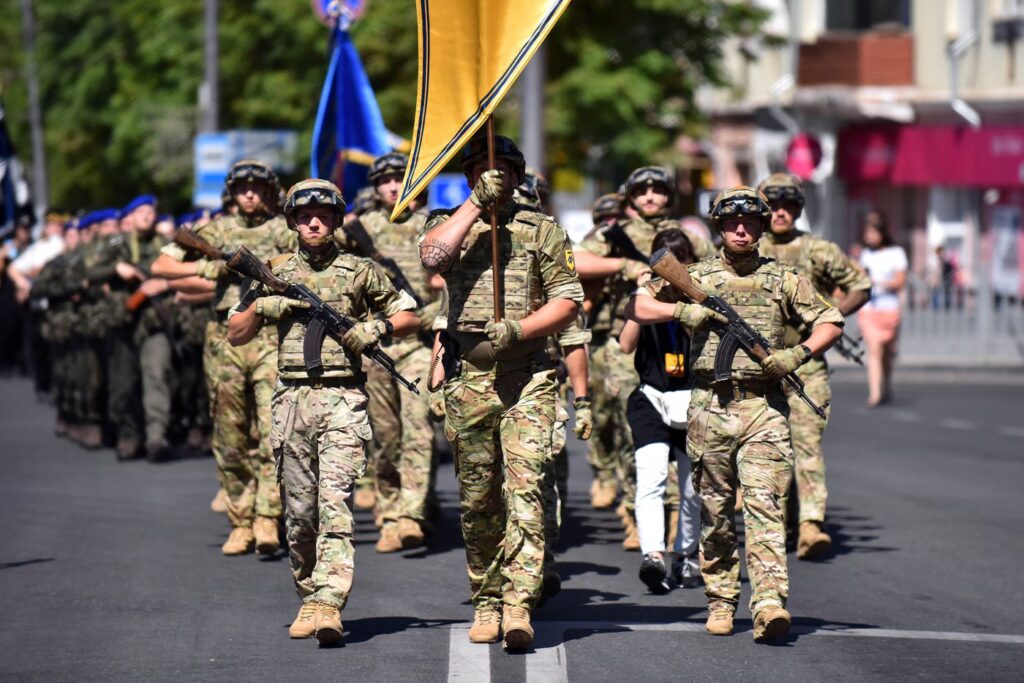 Украинские неонацисты в Мариуполе открыли огонь, прикрываясь мирными жителями