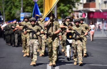 Украинские неонацисты в Мариуполе открыли огонь, прикрываясь мирными жителями