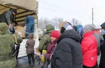 Видео: российские военные раздают гуманитарную помощь в Харькове