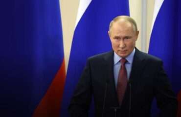Песков рассказал, что Путин сразу дал приказ не штурмовать города, чтобы избежать потерь среди мирного населения