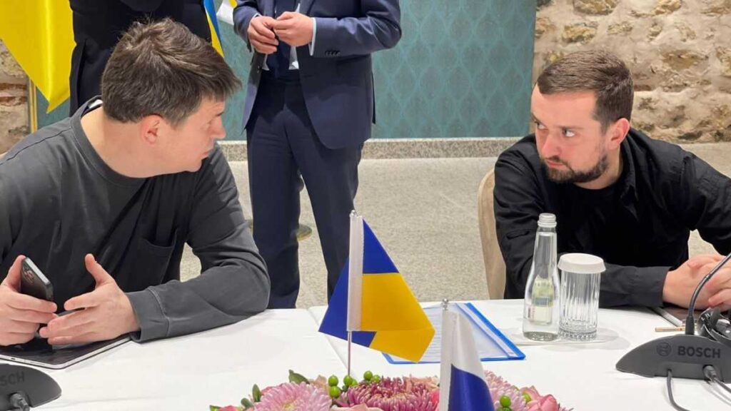 Делегации России и Украины прибыли во дворец Долмабахче в Стамбуле