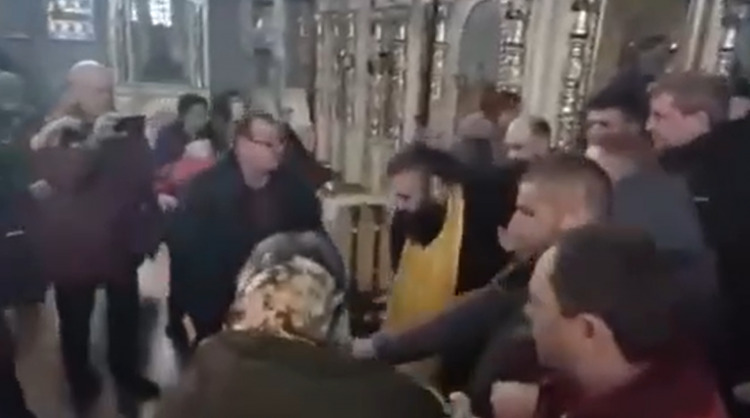 Видео: Украинские боевики похитили православного священнослужителя из храма