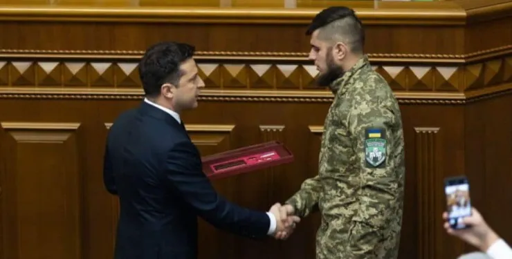 Когда Зеленский пожимал руку неонацистам и давал им награды