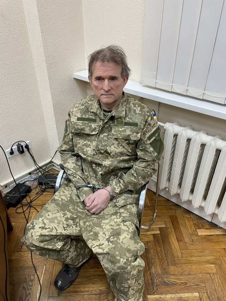 На предложение обменять Медведчука на пленных Медведев посоветовал киевским властям “крепко запирать двери на ночь, чтобы самим не оказаться в числе обмениваемых лиц”