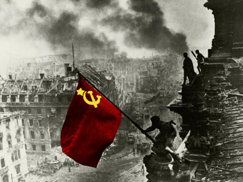 30 апреля 1945 г. в ходе штурма Рейхстага на его фасаде было установлено первое Красное знамя