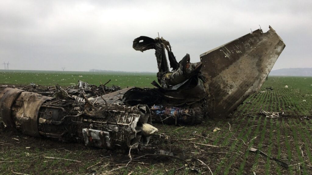 Бои под Изюмом продолжаются: появились кадры сбитого украинского СУ-24