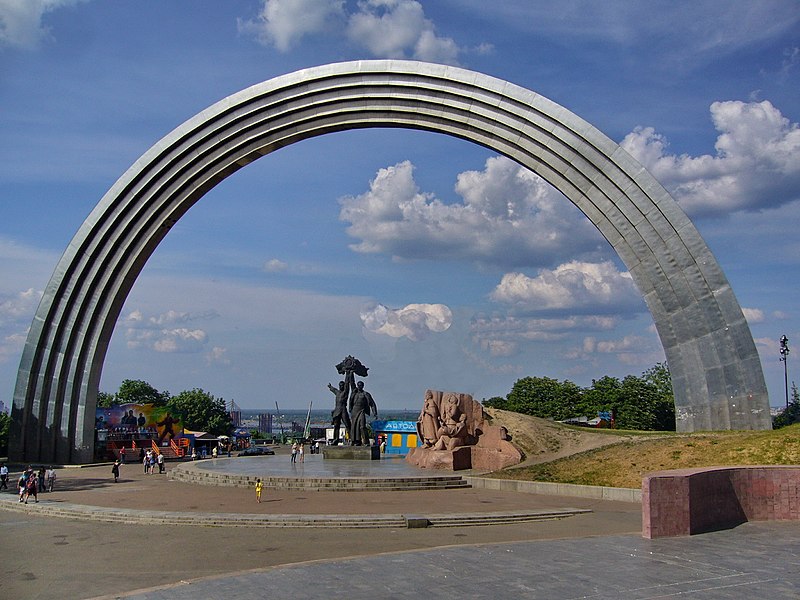 В Киеве демонтируют памятник Дружбы народов России и Украины