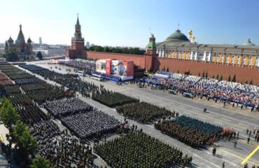 Москва готовится к годовщине Великой Победы 9 мая: военная техника и символ «Z» на улицах (видео)