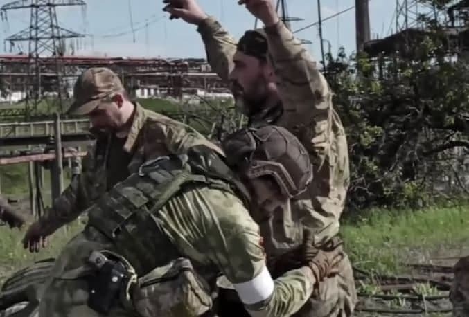 Минобороны России показало новое видео выхода пленных боевиков с “Азовстали”