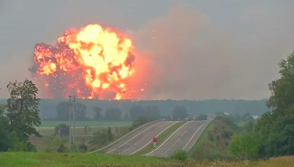 Украинские военные взорвали мост в Северодонецке, чтобы остановить наступление российских сил