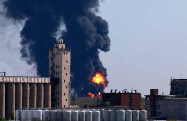 В результате обстрела ВСУ в Макеевке загорелась нефтебаза