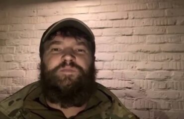 Загадочная белая стена: главари Азова” из Азовстали” и пресс-секретарь ВВС ВСУ Игнат снимались на похожем фоне