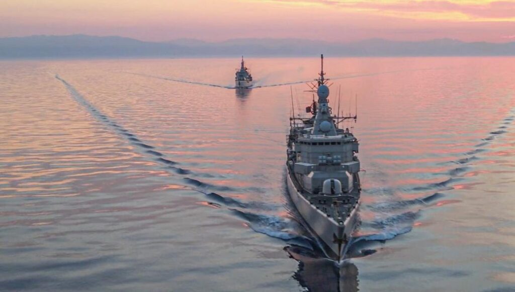 Фрегаты ВМФ Греции в Эгейском море: кадры с учений “ЛОГИ”