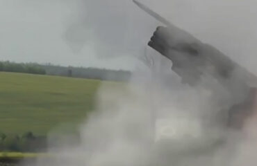 Операторы БПЛА «Орлан-10» обнаружили опорные пункты ВСУ и передали координаты целей «Градам» (видео)