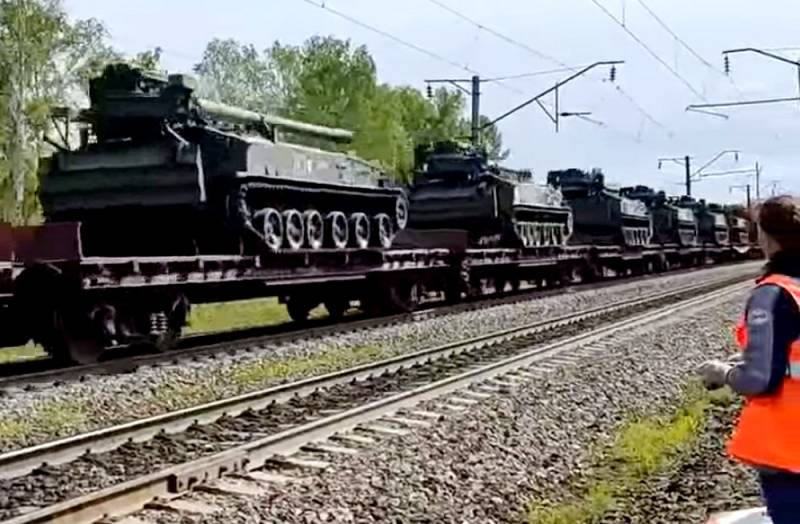 Эшелоны с российской боевой техникой движутся для усиления Запорожской группировки