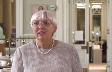 Министр культуры Германии принялась оскорблять Россию, рассматривая украинскую почтовую марку (видео)