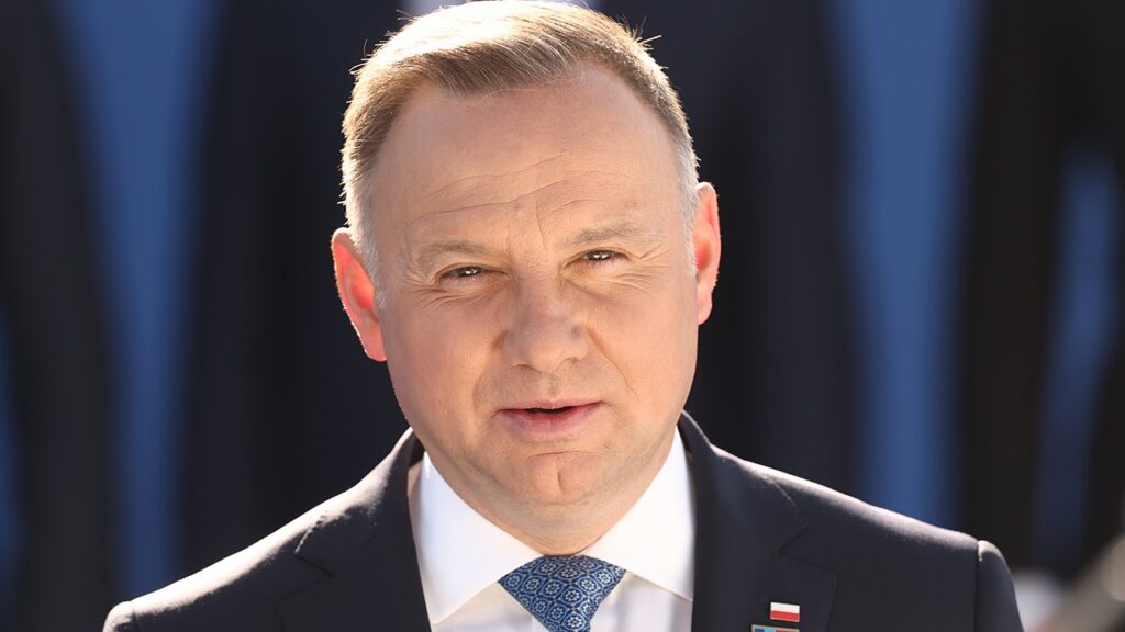 Президент Польши заявил, что у него нет доказательств, что упавшая на территорию страны ракета выпущена военными РФ
