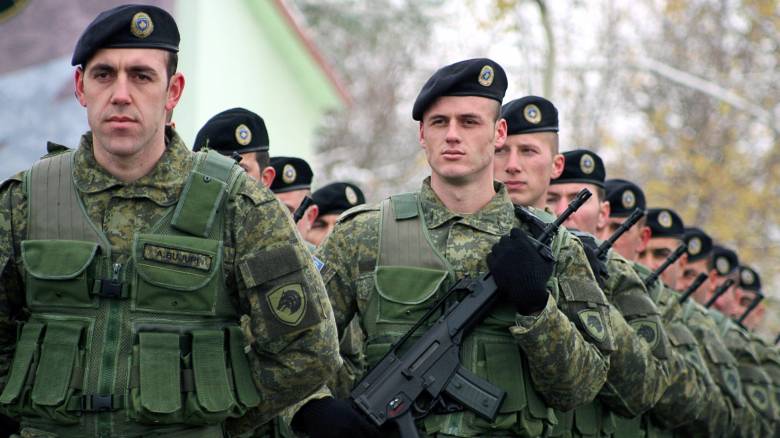 Повышенная боеготовность: военная техника Сербии направилась к административной линии с Косово и Метохией