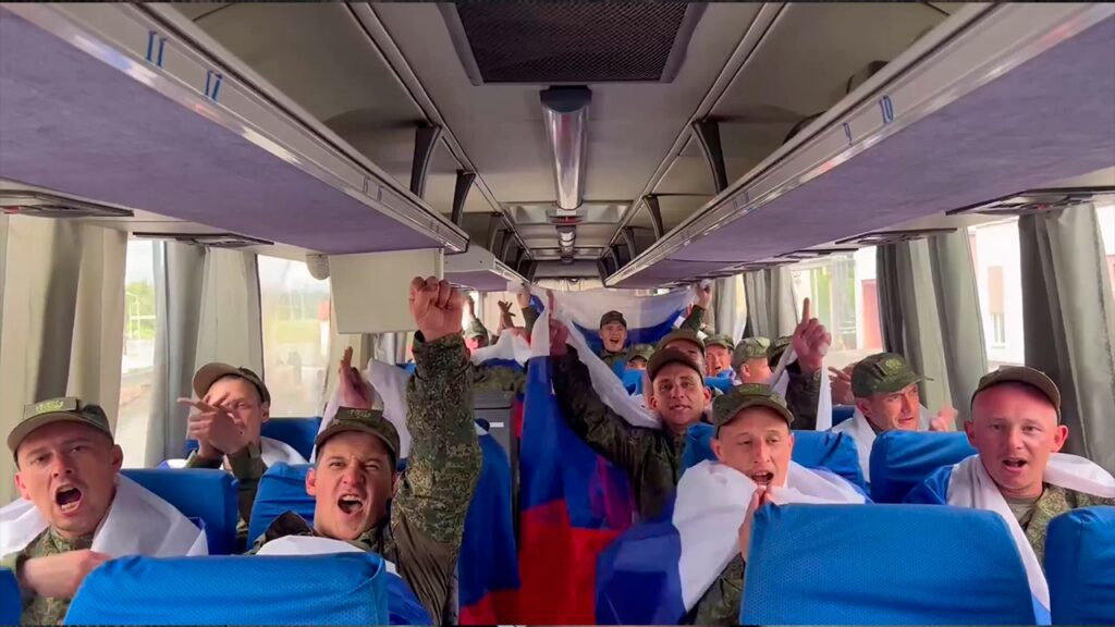 Опубликованы кадры возвращения военнопленных в результате обмена